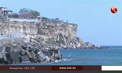 В Актау 15-летняя школьница упала со скалы и разбилась о камни