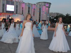 МОН не поддерживает сбор денег на выпускные балы, но не может их запретить