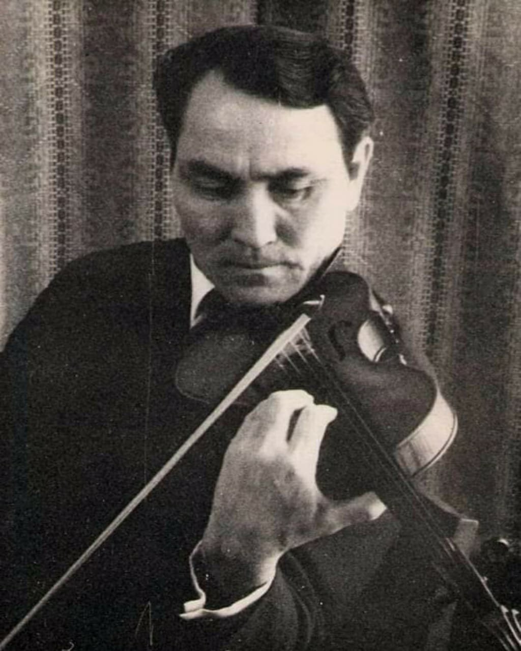 ҚАЗАҚТАН ШЫҚҚАН ТҰҢҒЫШ КӘСІБИ СКРИПКАШЫНЫ БІЛЕСІЗ БЕ?